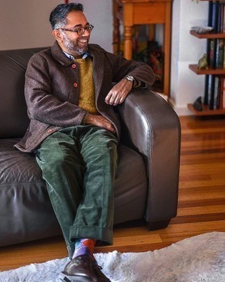 С чем носить светло-фиолетовые носки за 50 лет мужчине осень: Если у тебя планируется суматошный день, сочетание темно-коричневой шерстяной куртки-рубашки и светло-фиолетовых носков поможет составить комфортный образ в повседневном стиле. И почему бы не привнести в этот лук на каждый день чуточку стильной строгости с помощью темно-коричневых кожаных туфель дерби? Когда ты одет со вкусом, настроение на высоте, даже если за окном по-осеннему хмуро и уныло.