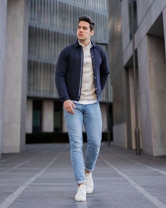 Как носить джинсы с низкими кедами в 20 лет мужчине в теплую погоду в стиле смарт-кэжуал: Привлекательное сочетание темно-синей куртки-рубашки и джинсов несомненно будет обращать на себя взоры красивых дам. Почему бы не добавить в этот лук немного беззаботства с помощью низких кед?