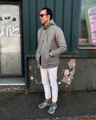 С чем носить серую куртку-рубашку за 40 лет мужчине: Сочетание серой куртки-рубашки и белых джинсов вдохновляет на проявление собственного стиля. Такой образ легко приспособить к повседневным делам, если дополнить его серыми кроссовками.