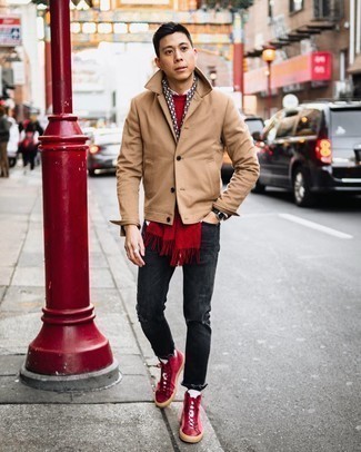 С чем носить красный свитер с круглым вырезом в 20 лет мужчине в стиле кэжуал: Красный свитер с круглым вырезом и темно-серые рваные джинсы — замечательное решение для молодых людей, которые никогда не сидят на месте. Если говорить об обуви, красные высокие кеды из плотной ткани являются классным выбором.