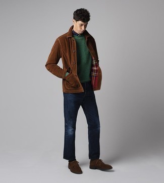 Как носить коричневую куртку-рубашку с темно-синими джинсами в 20 лет мужчине в стиле смарт-кэжуал: Коричневая куртка-рубашка в сочетании с темно-синими джинсами продолжает нравиться парням, которые всегда одеты со вкусом. Что же до обуви, темно-коричневые замшевые ботинки дезерты — наиболее выигрышный вариант.