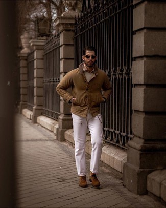 Как носить коричневую куртку-рубашку с белыми джинсами мужчине: Коричневая куртка-рубашка в сочетании с белыми джинсами продолжает нравиться парням, которые всегда одеты со вкусом. Сделать образ чуть строже помогут коричневые замшевые оксфорды.