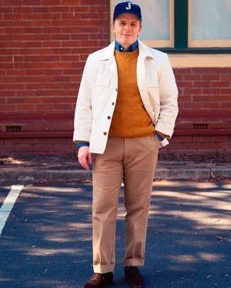 С чем носить синюю бейсболку в 30 лет мужчине в теплую погоду в стиле смарт-кэжуал: Если ты ценишь комфорт и функциональность, белая куртка-рубашка и синяя бейсболка — великолепный выбор для привлекательного мужского ансамбля на каждый день. Не прочь привнести в этот наряд нотку нарядности? Тогда в качестве дополнения к этому образу, стоит обратить внимание на темно-коричневые замшевые оксфорды.