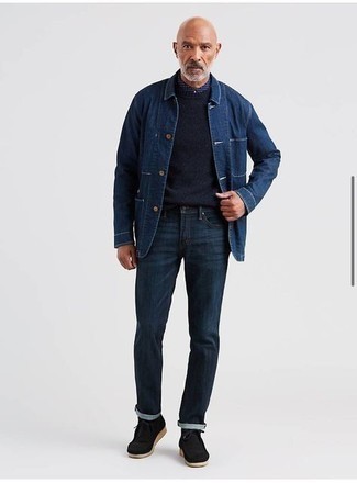 С чем носить черные замшевые ботинки дезерты за 50 лет в стиле смарт-кэжуал: Сочетание темно-синей джинсовой куртки-рубашки и темно-синих джинсов поможет выглядеть аккуратно, но при этом подчеркнуть твою индивидуальность. В этот образ не составит труда интегрировать пару черных замшевых ботинок дезертов.