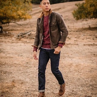 С чем носить темно-красный свитер с круглым вырезом в 20 лет мужчине в теплую погоду в стиле смарт-кэжуал: Темно-красный свитер с круглым вырезом и темно-синие джинсы — обязательные предметы в арсенале поклонников стиля кэжуал. Почему бы не добавить в повседневный лук немного стильной строгости с помощью коричневых замшевых повседневных ботинок?