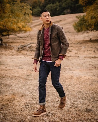 Как носить коричневую куртку-рубашку с темно-синими джинсами в 20 лет мужчине: В тандеме друг с другом коричневая куртка-рубашка и темно-синие джинсы смотрятся весьма удачно. Что касается обуви, коричневые кожаные повседневные ботинки — самый подходящий вариант.