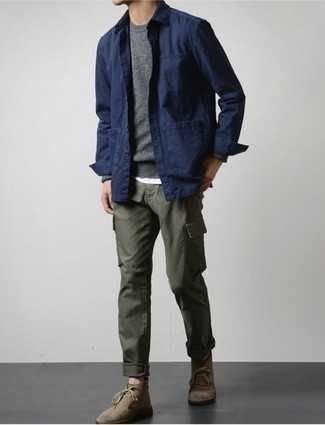 Модный лук: темно-синяя куртка-рубашка, серый свитер с круглым вырезом, белая футболка с круглым вырезом, оливковые брюки карго