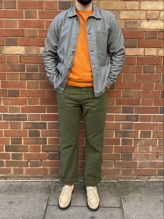 С чем носить оранжевые носки мужчине: Темно-серая куртка-рубашка и оранжевые носки — замечательная формула для воплощения модного и незамысловатого образа. Закончив ансамбль бежевыми замшевыми ботинками дезертами, получим неожиданный результат.