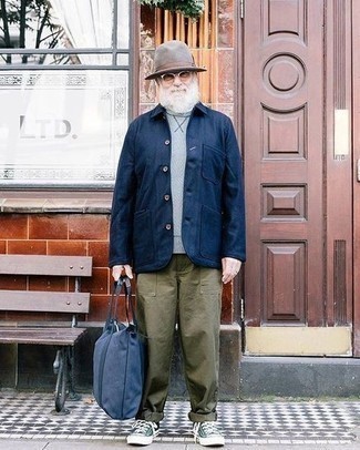 Как одеваться мужчине за 60: Хочешь выглядеть дорого? Тогда лук из темно-синей куртки-рубашки и серого свитшота - это то, что тебе нужно.