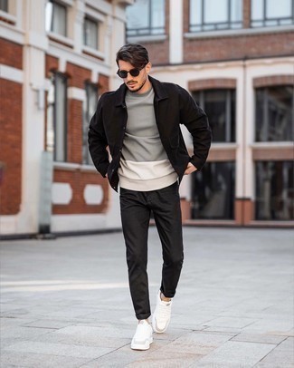 Какие брюки чинос носить с серым свитшотем в 30 лет: Серый свитшот и брюки чинос — классная идея для простого, но стильного мужского ансамбля. Белые кожаные низкие кеды становятся замечательным дополнением к твоему луку.