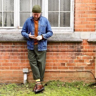 С чем носить туфли дерби в 30 лет осень: Сочетание синей джинсовой куртки-рубашки и оливковых брюк чинос поможет воплотить в твоем образе городской стиль современного джентльмена. Что до обуви, можешь отдать предпочтение классическому стилю и выбрать туфли дерби. Без сомнений, подобное сочетание вещей будет выглядеть невероятно стильно в межсезонье, когда погода начнет портиться.