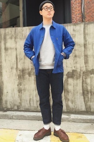 Как носить темно-синие джинсы с коричневыми кожаными туфлями дерби в 20 лет: Синяя куртка-рубашка и темно-синие джинсы — прекрасная идея для несложного, но модного мужского ансамбля. Почему бы не привнести в этот образ на каждый день немного консерватизма с помощью коричневых кожаных туфель дерби?
