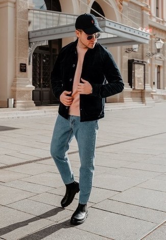 С чем носить розовый свитшот мужчине в теплую погоду в стиле смарт-кэжуал: Розовый свитшот и голубые джинсы позволят создать нескучный и модный ансамбль. Опасаешься выглядеть несолидно? Закончи этот лук черными кожаными ботинками челси.
