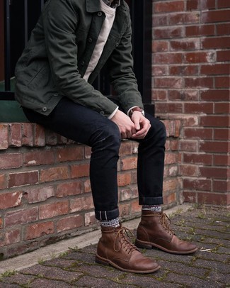 Как носить темно-зеленую куртку-рубашку с коричневыми кожаными повседневными ботинками мужчине в теплую погоду: Темно-зеленая куртка-рубашка и черные джинсы надежно обосновались в гардеробе современных парней, помогая создавать запоминающиеся и удобные образы. Что касается обуви, коричневые кожаные повседневные ботинки — самый выигрышный вариант.