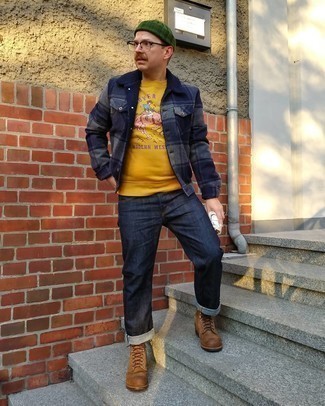 Как носить свитшот с повседневными ботинками мужчине: Свитшот и темно-синие джинсы великолепно вписываются в гардероб самых взыскательных молодых людей. Любишь экспериментировать? Заверши образ повседневными ботинками.