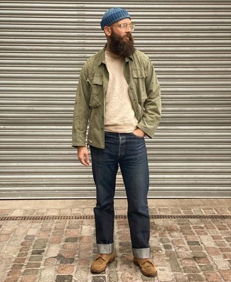 С чем носить замшевые ботинки мужчине: Оливковая куртка-рубашка и темно-синие джинсы — обязательные предметы в гардеробе джентльменов с отменным вкусом в одежде. В сочетании с этим образом наиболее выгодно выглядят замшевые ботинки.