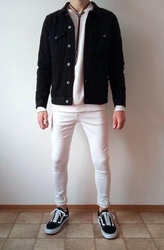 С чем носить белый свитшот мужчине: Белый свитшот и белые зауженные джинсы — отличный выбор для насыщенного выходного дня. Что касается обуви, закончи образ черно-белыми низкими кедами из плотной ткани.