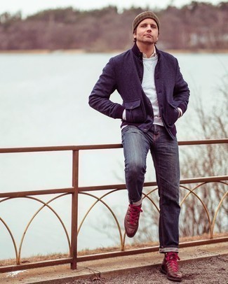 С чем носить белый свитер за 40 лет мужчине в прохладную погоду в стиле кэжуал: Белый свитер смотрится гармонично в тандеме с темно-синими джинсами. Теперь почему бы не привнести в этот лук на каждый день немного изысканности с помощью коричневых кожаных рабочих ботинок?