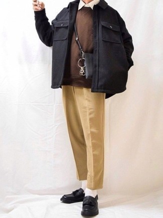 С чем носить фланелевую куртку-рубашку в 20 лет мужчине осень: Фланелевая куртка-рубашка и светло-коричневые брюки чинос — необходимые вещи в гардеробе молодых людей с чувством стиля. Думаешь привнести сюда немного нарядности? Тогда в качестве дополнения к этому луку, выбери черные кожаные лоферы с кисточками. Классный осенний образ, подобный этому — один из самых быстрых способов поднять себе настроение и зарядиться позитивом на весь день.