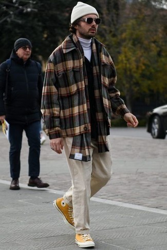 С чем носить желтые кеды в 30 лет мужчине в стиле смарт-кэжуал: Темно-серая фланелевая куртка-рубашка в шотландскую клетку в паре с бежевыми брюками чинос не прекращает нравиться парням, которые любят одеваться модно. Выбирая обувь, можно немного поэкспериментировать и завершить ансамбль желтыми кедами.