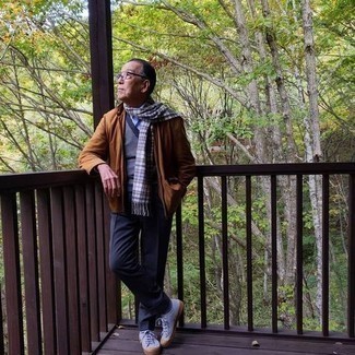 С чем носить коричневую куртку-рубашку за 60 лет мужчине осень: Коричневая куртка-рубашка и темно-синие классические брюки позволят создать элегантный мужской лук. Почему бы не привнести в этот ансамбль немного фривольности с помощью голубых низких кед из плотной ткани? Весьма подходящая идея для привлекательного осеннего лука.