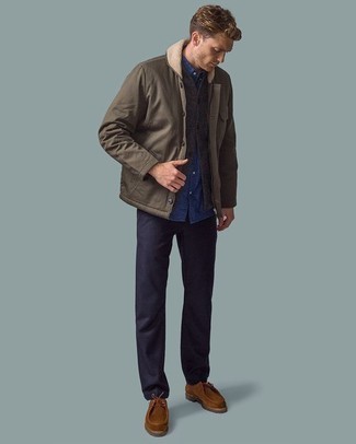 С чем носить темно-синие брюки чинос в 30 лет в стиле смарт-кэжуал: Коричневая куртка-рубашка в паре с темно-синими брюками чинос — необычный ансамбль для работы в офисе. Весьма недурно здесь будут выглядеть коричневые замшевые ботинки дезерты.