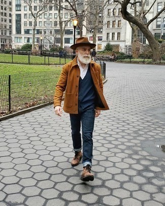 С чем носить коричневую куртку за 50 лет мужчине в прохладную погоду: Коричневая куртка и темно-синие джинсы украсят гардероб любого современного джентльмена. Если ты предпочитаешь смелые решения в своих луках, заверши этот коричневыми замшевыми повседневными ботинками.