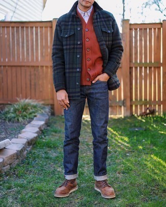 Как носить трикотажный жилет с джинсами мужчине: Трикотажный жилет и джинсы — великолепное решение для встреч с деловым дресс-кодом. Что до обуви, заверши лук коричневыми кожаными повседневными ботинками.