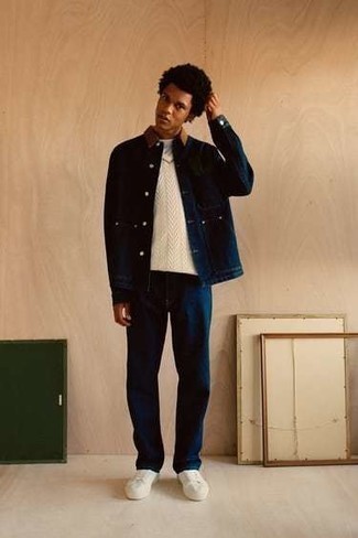 С чем носить темно-синюю джинсовую куртку-рубашку мужчине осень в стиле смарт-кэжуал: Если ты любишь одеваться стильно, чувствуя себя при этом комфортно и уверенно, тебе стоит опробировать это сочетание темно-синей джинсовой куртки-рубашки и темно-синих джинсов. Если тебе нравится поэкспериментировать, на ноги можно надеть белые низкие кеды из плотной ткани. Держи подобный образ в голове, когда осенью погода становится непредсказуемой.
