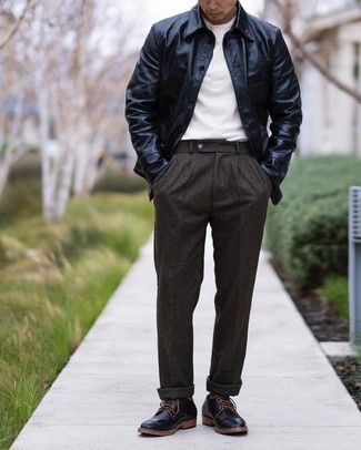 С чем носить черную куртку-рубашку мужчине весна: Черная куртка-рубашка и темно-коричневые шерстяные брюки чинос — превосходное решение для мероприятий с деловым дресс-кодом. Почему бы не привнести в повседневный образ чуточку изысканности с помощью черных кожаных туфель дерби? Когда зимний сезон уходит и сменяется более теплой погодой, мы снимаем с себя толстые пуховики и начинаем поиски свежих весенних луков. Подобный ансамбль станет прекрасным источником стильного вдохновения.