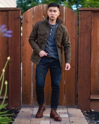 Как носить синие джинсы с темно-коричневыми кожаными повседневными ботинками в 30 лет мужчине в теплую погоду: Темно-коричневая куртка-рубашка и синие джинсы — обязательные составляющие в гардеробе парней с превосходным чувством стиля. В тандеме с этим образом чудесно будут смотреться темно-коричневые кожаные повседневные ботинки.