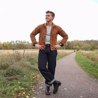 Как носить джинсы с футболкой на пуговицах в 30 лет мужчине осень: Комбо из футболки на пуговицах и джинсов позволит подчеркнуть твой индивидуальный стиль и выделиться из серой массы. Любители экспериментировать могут закончить лук черными кожаными повседневными ботинками, тем самым добавив в него немного изысканности. Разве это не идеальный выбор для весенне-осенней погоды?