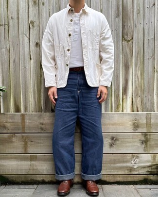 Как носить синие джинсы с темно-коричневыми кожаными повседневными ботинками в 30 лет мужчине в теплую погоду: Сочетание белой куртки-рубашки и синих джинсов позволит выглядеть стильно, но при этом подчеркнуть твою индивидуальность. В тандеме с этим луком наиболее выгодно будут выглядеть темно-коричневые кожаные повседневные ботинки.