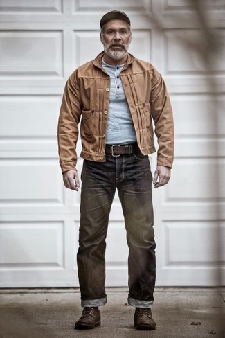 Какие джинсы носить с темно-коричневыми ботинками за 50 лет мужчине в стиле смарт-кэжуал: Поклонникам непринужденного стиля придется по душе дуэт светло-коричневой куртки-рубашки и джинсов. Темно-коричневые ботинки — отличный вариант, чтобы завершить образ.