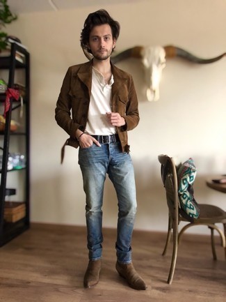 Модный лук: коричневая замшевая куртка-рубашка, белая футболка на пуговицах, синие джинсы, коричневые замшевые ботинки челси