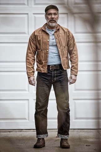 С чем носить темно-коричневый кожаный ремень за 50 лет мужчине: Если в одежде ты ценишь удобство и функциональность, коричневая куртка-рубашка и темно-коричневый кожаный ремень — отличный выбор для привлекательного повседневного мужского образа. Любители модных экспериментов могут дополнить образ темно-коричневыми кожаными повседневными ботинками, тем самым добавив в него толику классики.