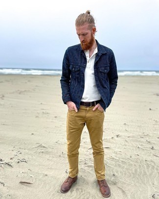 С чем носить светло-коричневые джинсы мужчине в теплую погоду: Темно-синяя куртка-рубашка прекрасно сочетается со светло-коричневыми джинсами. Весьма гармонично здесь будут смотреться коричневые кожаные повседневные ботинки.