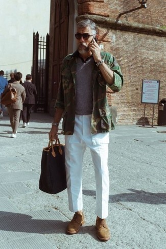 Модный лук: оливковая куртка-рубашка с камуфляжным принтом, серая футболка-поло, белые брюки чинос, светло-коричневые замшевые туфли дерби