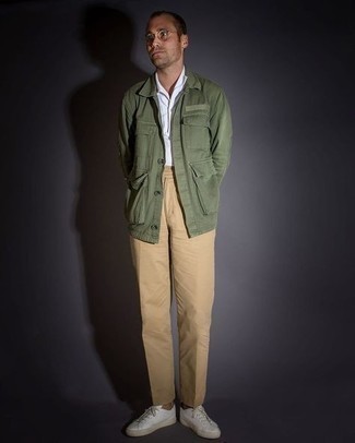Модный лук: оливковая куртка-рубашка, белая футболка-поло, светло-коричневые брюки чинос, белые кожаные низкие кеды