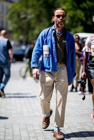 С чем носить синюю бандану за 40 лет мужчине в теплую погоду: Сочетание синей куртки-рубашки и синей банданы - очень практично, и поэтому чудесно подходит на каждый день. Если тебе нравится смешивать в своих луках разные стили, на ноги можно надеть коричневые кожаные туфли дерби.