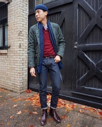 Как носить куртку-рубашку с джинсами в 20 лет мужчине в прохладную погоду в стиле кэжуал: Практичное сочетание куртки-рубашки и джинсов поможет выразить твою индивидуальность и выделиться из общей массы. Что касается обуви, темно-красные кожаные ботинки дезерты — наиболее удачный вариант.