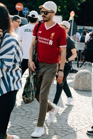 Мужская красная футболка с v-образным вырезом с принтом от Versace