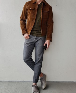 С чем носить вельветовую куртку мужчине: Вельветовая куртка и темно-серые джинсы — необходимые вещи в арсенале современного джентльмена. Переходя к обуви, можно дополнить лук серыми кожаными низкими кедами.