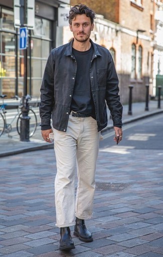 С чем носить черный плетеный ремень в 30 лет мужчине: Темно-синяя куртка-рубашка и черный плетеный ремень — отличный вариант для насыщенного выходного дня. Если тебе нравится сочетать в своих луках разные стили, на ноги можно надеть черные кожаные ботинки челси.