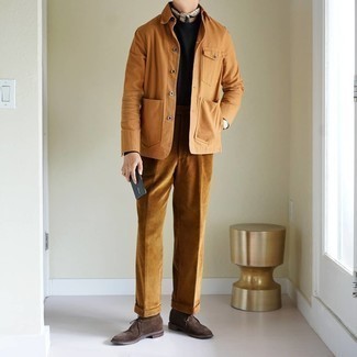 Как носить коричневую куртку-рубашку с коричневыми брюками чинос: Коричневая куртка-рубашка в паре с коричневыми брюками чинос позволит выразить твою индивидуальность и выгодно выделиться из общей массы. В паре с этим луком наиболее гармонично будут выглядеть темно-коричневые замшевые ботинки дезерты.