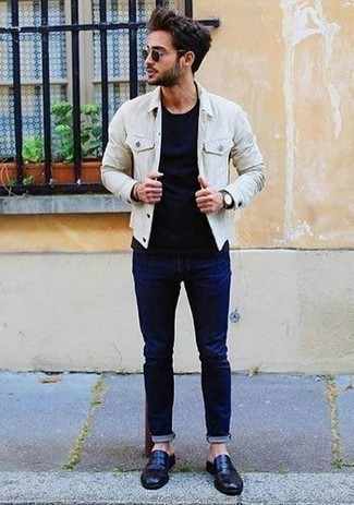 Какие лоферы носить с темно-синими джинсами в 20 лет мужчине весна: Белая куртка-рубашка и темно-синие джинсы прекрасно впишутся в мужской лук в непринужденном стиле. Хотел бы привнести в этот образ толику элегантности? Тогда в качестве обуви к этому образу, выбирай лоферы. Такой образ определенно понравится тебе в весенне-осенний период.