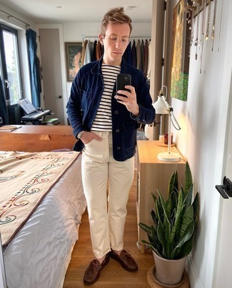 С чем носить синюю джинсовую куртку-рубашку в 30 лет мужчине осень в стиле смарт-кэжуал: Привлекательное сочетание синей джинсовой куртки-рубашки и бежевых джинсов позволит выразить твой личный стиль и выделиться из серой массы. Хотел бы привнести в этот образ нотку изысканности? Тогда в качестве обуви к этому луку, обрати внимание на темно-коричневые кожаные лоферы. Такое тандем базовых вещей гарантирует, что твой осенний ансамбль не будет скучным и унылым.