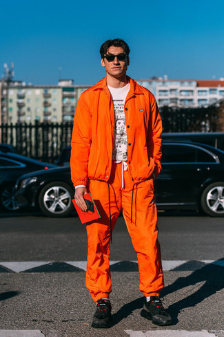 С чем носить оранжевые спортивные штаны мужчине: Оранжевая куртка-рубашка и оранжевые спортивные штаны будет отличной идеей для непринужденного повседневного ансамбля. Любишь дерзкие решения? Дополни свой образ черными кроссовками.