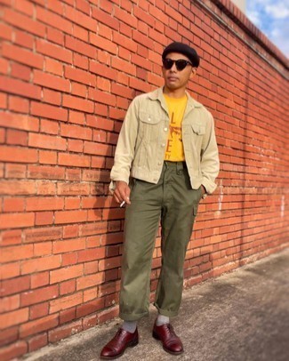 С чем носить зелено-желтую футболку с круглым вырезом в 30 лет мужчине осень в стиле смарт-кэжуал: Если ты ценишь комфорт и функциональность, зелено-желтая футболка с круглым вырезом и оливковые брюки карго — великолепный выбор для расслабленного повседневного мужского лука. Любители экспериментов могут дополнить лук темно-красными кожаными оксфордами, тем самым добавив в него чуточку классики. Это отличный ансамбль, который прекрасно подходит для непредсказуемой осенней погоды.