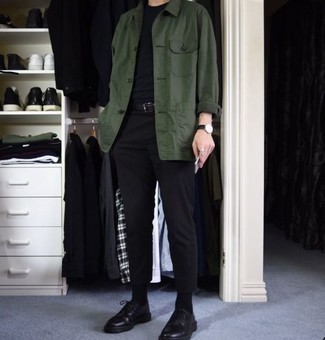 С чем носить темно-зеленую куртку-рубашку мужчине: Темно-зеленая куртка-рубашка и черные брюки чинос будут отлично смотреться в модном гардеробе самых избирательных мужчин. Разнообразить образ и добавить в него чуточку классики помогут черные кожаные массивные туфли дерби.